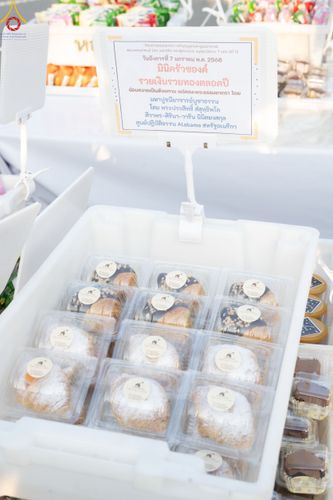 ภาพ No.190546:สาธุชนถวายภัตตาหารเป็นสังฆทาน แด่พระธรรมยาตรา ณ อนุสรณ์สถานมหาวิหารพระมงคลเทพมุนี (โลตัสแลนด์) อ.สองพี่น้อง จ.สุพรรณบุรี ในโครงการธรรมยาตรา กตัญญูบูชา มหาปูชนียาจารย์ พระมงคลเทพมุนี(สด จนฺทสโร) พระผู้ปราบมาร แห่ง ปีที่ 13 วันที่ 7 มกราคม พ.ศ.2568