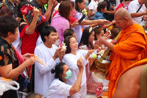ภาพ No.85979:ตักบาตรพระนานาชาติ 10,000 รูป ใจกลางนครหาดใหญ่ จ.สงขลา วันอาทิตย์ที่ 20 สิงหาคม พ.ศ. 2566