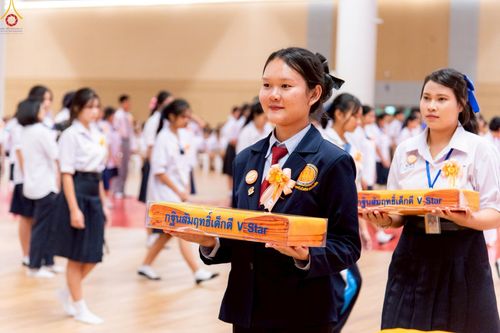 ภาพ No.245998:วันเสาร์ที่ 13 กันยายน พ.ศ. 2568 พิธีมอบผ้าไตรประธานกฐินสัมฤทธิ์เด็กดี V-Star ณ สภาธรรมกายสากล วัดพระธรรมกาย