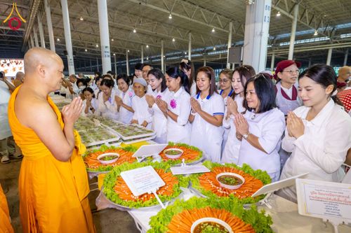 ภาพ No.204369:พิธีถวายภัตตาหารเป็นสังฆทาน แด่พระธรรมยาตรา ณ วัดพระธรรมกาย ตำบลคลองสาม อำเภอคลองหลวง จังหวัดปทุมธานี ในโครงการธรรมยาตรา กตัญญูบูชา มหาปูชนียาจารย์ พระมงคลเทพมุนี(สด จนฺทสโร) พระผู้ปราบมาร อนุสรณ์สถาน 7 แห่ง ปีที่ 13 วันที่ 31 มกราคม พ.ศ. 2568