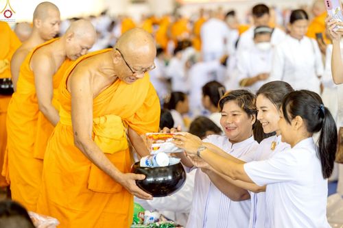 ภาพ No.263950:วันอาทิตย์ที่ 2 พฤศจิกายน พ.ศ. 2568 พิธีตักบาตรอาทิตย์ต้นเดือน ณ บ้านแก้วเรือนทองคุณยายฯ วัดพระธรรมกาย