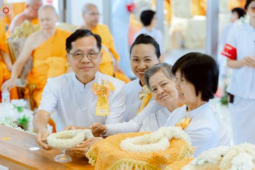 ภาพ No.239474:วันอาทิตย์ที่ 17 สิงหาคม พ.ศ. 2568 พิธีกดปุ่มอัญเชิญรูปเหมือน พระมงคลเทพมุนี (สด จันทสโร)  ณ มหาวิหารแก้วพระมงคลเทพมุนี  ศูนย์ปฏิบัติธรรมแก้วเมืองเลย