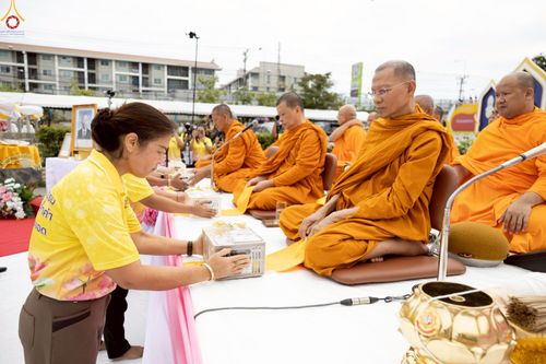 ภาพ No.241967:วันอาทิตย์ที่ 31 สิงหาคม พ.ศ. 2568 พิธีทำบุญแด่คณะสงฆ์ 122 รูป ฉลอง 121 ปี อำเภอคลองหลวง จ.ปทุมธานี เพื่อนำส่งช่วยเหลือคณะสงฆ์ 323 วัด 4 จังหวัดชายแดนภาคใต้ และช่วยเหลือประชาชนจากเหตุปะทะ แนวชายแดนไทย-กัมพูชา ณ บริเวณหน้าที่ว่าการอำเภอคลองหลวง 