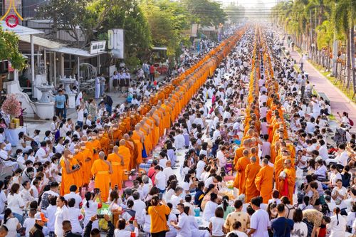 ภาพ No.101900:ตักบาตรพระ 10,000 รูป เติมบุญให้แผ่นดิน เนื่องในโอกาส 192 ปี จังหวัดกาญจนบุรี หนึ่งในโครงการตักบาตรพระ 2,000,000 รูป  77 จังหวัดทุกวัดทั่วไทย วันจันทร์ที่ 11 ธันวาคม พ.ศ. 2566 บริเวณถนนสองแคว (SKY WALK) เมืองกาญจนบุรี
