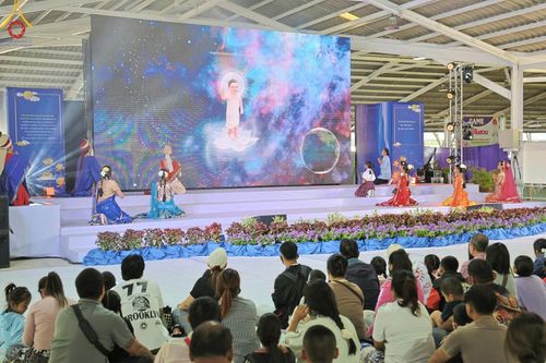 ภาพ No.193946:วัดพระธรรมกาย จัดงานวันเด็กแห่งชาติ ประจำปี พ.ศ.2568 ออกร้านอาหาร 200 ร้าน มอบของขวัญหลายหมื่นชิ้น วันที่ 12 มกราคม พ.ศ. 2568 วัดพระธรรมกาย อ.คลองหลวง จ.ปทุมธานี