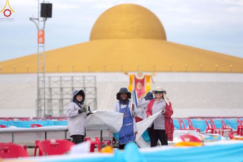 ภาพ No.218537:วันที่ 15 - 18 เมษายน พ.ศ. 2568 การเตรียมภาชนะสำหรับถวายภัตตาหาร , การจัดโต๊ะเก้าอี้ในลานธรรม , การแพ็คพัสดุงานต้อนรับ เพื่องานวันคุ้มครองโลก 22 เมษายน พ.ศ.2568 วัดพระธรรมกาย