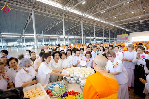 ภาพ No.203754:พิธีถวายภัตตาหารเป็นสังฆทาน แด่พระธรรมยาตรา ณ วัดพระธรรมกาย ตำบลคลองสาม อำเภอคลองหลวง จังหวัดปทุมธานี ในโครงการธรรมยาตรา กตัญญูบูชา มหาปูชนียาจารย์ พระมงคลเทพมุนี(สด จนฺทสโร) พระผู้ปราบมาร อนุสรณ์สถาน 7 แห่ง ปีที่ 13 วันที่ 30 มกราคม พ.ศ. 2568