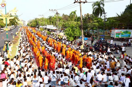 ภาพ No.235233:วันอาทิตย์ที่ 27 กรกฎาคม พ.ศ. 2568 พิธีตักบาตรพระ1,000 รูป ทำบุญเมืองพัทลุง ประธานสงฆ์ พระปริยัติวชิโรดม  เจ้าคณะจังหวัดพัทลุง ประธานฆราวาส นายรัฐศาสตร์ ชิดชู  ผู้ว่าราชการจังหวัดพัทลุง