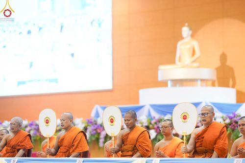 ภาพ No.146171:วันมหารำลึก ครั้งที่ 34 พิธีร่วมรำลึกถึงนักสร้างบารมีที่ล่วงลับไปแล้ว , พิธีสวดพระพุทธมนต์ ณ ห้องแก้วสารพัดนึก 1 วัดพระธรรมกาย วันเสาร์ที่ 27 กรกฎาคม พ.ศ. 2567