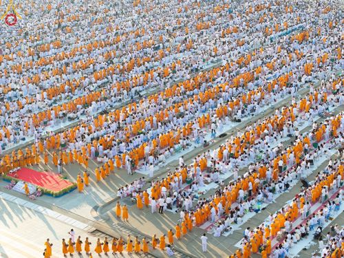 ภาพ No.187816:พิธีตักบาตรฉลองพระใหม่ ต้อนรับพุทธศักราช 2568 ณ ลานธรรมพระมหาธรรมกายเจดีย์ วัดพระธรรมกาย จ.ปทุมธานี วันที่ 1 มกราคม พ.ศ. 2568