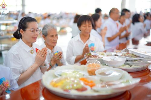 ภาพ No.247464:วันจันทร์ที่ 22 กันยายน พ.ศ. 2568 (วันพระ แรม 15 ค่ำ เดือน 10) พิธีบุพเปตพลี ครั้งที่ 170 ร่วมอุทิศบุญแด่หมู่ญาติที่ล่วงลับไปแล้ว และสืบทอดอายุพระพุทธศาสนา ณ หอฉันคุณยายอาจารย์ฯ วัดพระธรรมกาย