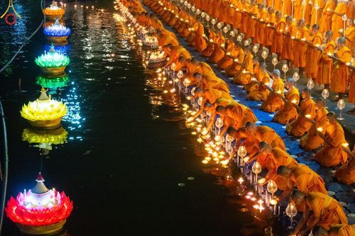 ภาพ No.197228:พิธีจุดประทีปถวายเป็นพุทธบูชา และบูชาธรรมมหาปูชนียาจารย์ ณ วัดโบสถ์(บน) ตำบลบางคูเวียง อำเภอบางกรวย จังหวัดนนทบุรี ในโครงการธรรมยาตรา กตัญญูบูชา มหาปูชนียาจารย์ พระมงคลเทพมุนี(สด จนฺทสโร) พระผู้ปราบมาร อนุสรณ์สถาน 7 แห่ง ปีที่ 13 วันที่ 18 มกราคม พ.ศ. 25