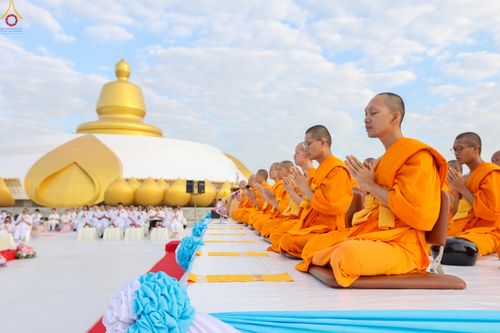 ภาพ No.302576:วันที่ 24 มกราคม พ.ศ. 2569 พิธีตักบาตรพระธรรมยาตรา(ภาพชุดที่ 2) ณ อนุสรณ์สถานลำดับที่ 5 สถานที่เผยแผ่วิชชาธรรมกายครั้งแรก อนุสรณ์สถานบางปลา วัดบางปลา อำเภอบางเลน จังหวัดนครปฐม ในโครงการธรรมยาตรา กตัญญูบูชา มหาปูชนียาจารย์ พระมงคลเทพมุนี(สด จนฺทสโร) พระผู