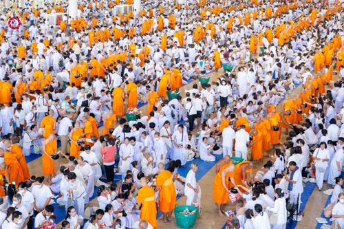 ภาพ No.308493:วันที่ 1 กุมภาพันธ์ พ.ศ. 2569 พิธีตักบาตรข้าวสารอาหารแห้ง ณ บ้านแก้วเรือนทองคุณยาย สภาธรรมกายสากล วัดพระธรรมกาย