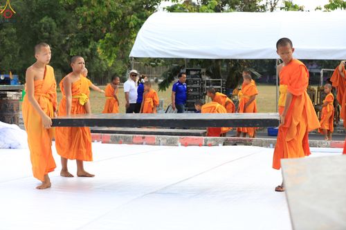 ภาพ No.280854:วันที่ 27 ธันวาคม พ.ศ.2568 คณะสงฆ์และเจ้าหน้าที่ทุกสังกัด ช่วยกันเตรียมงานตักบาตรพระ 1,000 รูป จ.สตูล