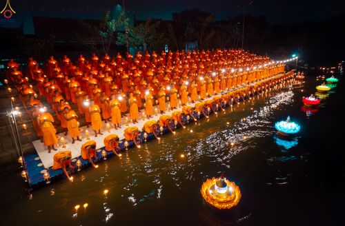 ภาพ No.294171:วันที่ 13 มกราคม พ.ศ. 2569 พิธีจุดประทีปถวายเป็นพุทธบูชา และบูชาธรรมมหาปูชนียาจารย์  (ภาพชุดที่ 2) ณ วัดสองพี่น้อง ต.ต้นตาล อ.สองพี่น้อง จ.สุพรรณบุรี ในโครงการธรรมยาตรา กตัญญูบูชา มหาปูชนียาจารย์ พระมงคลเทพมุนี(สด จนฺทสโร) พระผู้ปราบมาร อนุสรณ์สถาน 7 แห่