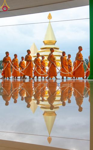 ภาพ No.89176:พิธีอัญเชิญรูปหล่อทองคำ  คุณยายอาจารย์มหารัตนอุบาสิกาจันทร์ ขนนกยูง เพื่อประดิษฐาน ณ มหาวิหารคุณยายอาจารย์ฯ เนื่องในวันครูผู้ค้นพบวิชชาธรรมกาย วันศุกร์ที่ 29 กันยายน พ.ศ. 2566