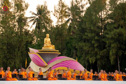 ภาพ No.290626:วันที่ 8 มกราคม พ.ศ. 2569 พระธรรมยาตราปฏิบัติธรรม และถ่ายภาพหมู่ประวัติศาสตร์ ในโครงการธรรมยาตรา กตัญญูบูชามหาปูชนียาจารย์ พระมงคลเทพมุนี(สด จนฺทสโร) พระผู้ปราบมาร อนุสรณ์สถาน 7 แห่ง ปีที่ 14 ณ อนุสรณ์สถานคลองบางนางแท่น อ.สามพราน จ.นครปฐม