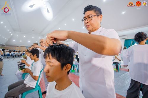 ภาพ No.284458:วันพุธที่ 17  ธันวาคม พ.ศ.2568  พิธีปลงผมนาคธรรมทายาท  โครงการบรรพชาสามเณรและบวชอุบาสิกาแก้ว  ณ วิทยาลัยศรีวิจายา (Sekolah Tinggi Agama Buddha Negeri Sriwijaya) เมืองตังเกอรัง จังหวัดบันเตน ประเทศอินโดนีเซีย