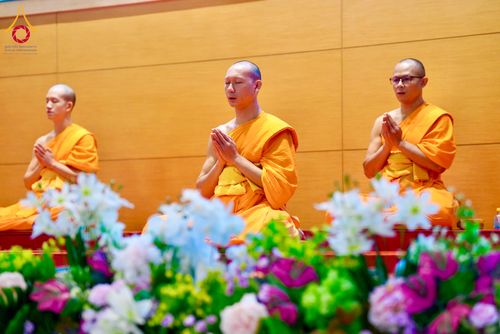 ภาพ No.284950:วันอาทิตย์ที่ 14 ธันวาคม พ.ศ.2568  พิธีปฏิบัติธรรม พิธีถวายภัตตาหารเป็นสังฆทาน พิธีมอบต้นสมบัติจักรพรรดิ ถวายแด่เจ้าอาวาสและประธานสงฆ์ 236 ศูนย์ส่งเสริมศีลธรรมทั่วโลก ณ สภาธรรมกายสากล วัดพระธรรมกาย