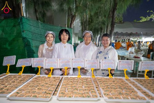 ภาพ No.288792:วันที่ 6 มกราคม พ.ศ. 2569 พิธีถวายภัตตาหารเป็นสังฆทาน แด่พระธรรมยาตรา ในโครงการธรรมยาตรา กตัญญูบูชา มหาปูชนียาจารย์ พระมงคลเทพมุนี(สด จนฺทสโร) พระผู้ปราบมาร อนุสรณ์สถาน 7 แห่ง ปีที่ 14 ณ อนุสรณ์สถานมหาวิหารพระมงคลเทพมุนี (โลตัสแลนด์) อ.สองพี่น้อง จ.สุพรร