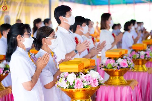 ภาพ No.81389:พิธีทอดผ้าป่า วางดวงแก้วบรมจักรพรรดิ  โปรยรัตนชาติ และพิธีตอกเสาเข็มมงคลต้นแรก อาคาร 80 ปี หลวงพ่อธัมมชโย ณ ศูนย์ปฏิบัติธรรมวิหารแดง อำเภอวิหารแดง จังหวัดสระบุรี วันอาทิตย์ที่ 28 พฤษภาคม พ.ศ.2566