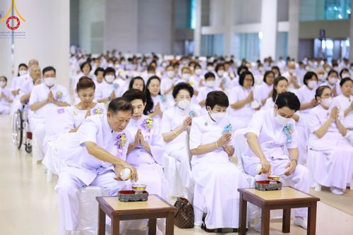 ภาพ No.86452:วันธรรมชัย ปีที่ 55 พิธีทอดผ้าป่ากฐินสมทบครั้งที่1, พิธีเจริญพุทธมนต์ ลูกนิมิตมหาสมบัติฯ พิธีจุดประทีป,พิธีฉลองชัยสวดมนต์บทธัมมจักกัปปวัตนสูตร วันอาทิตย์ที่ 27 สิงหาคม พ.ศ.2566 ณ สภาธรรมกายสากล / มหารัตนวิหารคด วัดพระธรรมกาย