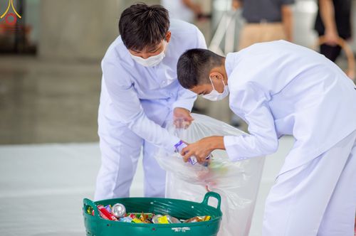 ภาพ No.82918:พิธีตักบาตรฉลองพระบวชใหม่  โครงการธรรมทายาทอุปสมบทหมู่อุดมศึกษา  รุ่นที่50 ภาคฤดูฝน วันเสาร์ที่ 24 มิถุนายน พ.ศ.2566 ณ มหารัตนวิหารคด คอร์ 6 วัดพระธรรมกาย