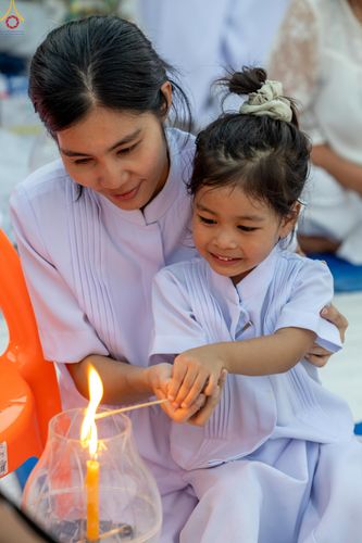 ภาพ No.297052:วันที่ 17 มกราคม พ.ศ. 2569 พิธีจุดประทีปถวายเป็นพุทธบูชา และบูชาธรรมมหาปูชนียาจารย์ (ภาพชุดที่ 2) ณ วัดโบสถ์บน ต.บางคูเวียง จ.นนทบุรี อนุสรณ์สถานลำดับที่ 4 สถานที่เกิดด้วยกายธรรม ในโครงการธรรมยาตรา กตัญญูบูชา มหาปูชนียาจารย์ พระมงคลเทพมุนี(สด จนฺทสโร) พร