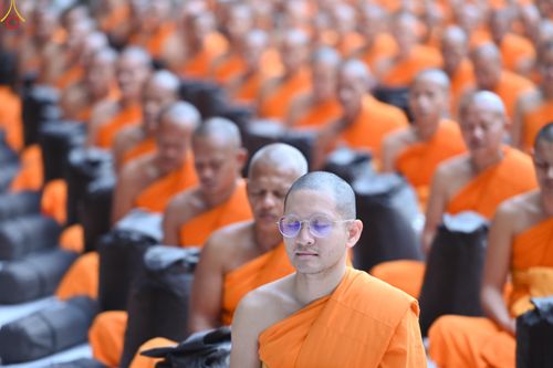 ภาพ No.288437:วันที่ 4 มกราคม พ.ศ. 2569 พระธรรมยาตราปฏิบัติธรรม และถ่ายภาพหมู่ประวัติศาสตร์ ในโครงการธรรมยาตรา กตัญญูบูชา มหาปูชนียาจารย์ พระมงคลเทพมุนี(สด จนฺทสโร) พระผู้ปราบมาร อนุสรณ์สถาน 7 แห่ง ปีที่ 14 ณ อนุสรณ์สถานมหาวิหารพระมงคลเทพมุนี (โลตัสแลนด์) อ.สองพี่น้อง