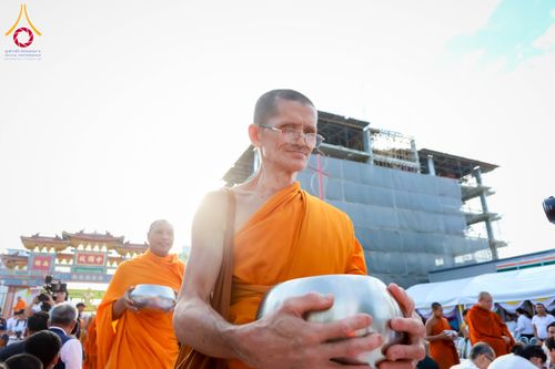 ภาพ No.313964:วันอาทิตย์ที่ 14 มีนาคม พ.ศ. 2569 ทำบุญเมืองหาดใหญ่ตักบาตรพระ 1,109 รูป เติมบุญใหญ่ หลังวิกฤตมหาอุทกภัย ณ ซุ้มประตูไชน่าทาวน์ ถนนศุภสารรังสรรค์ อ.หาดใหญ่ จ.สงขลา