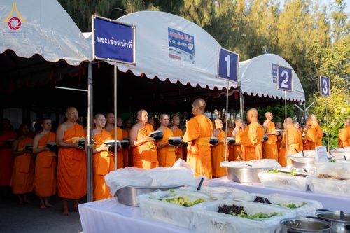ภาพ No.288113:วันที่ 4 มกราคม พ.ศ. 2569 พิธีถวายภัตตาหารเป็นสังฆทาน แด่พระธรรมยาตรา ในโครงการธรรมยาตรา กตัญญูบูชา มหาปูชนียาจารย์ พระมงคลเทพมุนี(สด จนฺทสโร) พระผู้ปราบมาร อนุสรณ์สถาน 7 แห่ง ปีที่ 14 ณ อนุสรณ์สถานมหาวิหารพระมงคลเทพมุนี (โลตัสแลนด์) อ.สองพี่น้อง จ.สุพรร