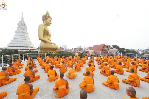 ภาพ No.299989:วันที่ 22 มกราคม พ.ศ.2569 พระธรรมยาตราปฏิบัติธรรม และถ่ายภาพหมู่ประวัติศาสตร์ ณ อาคารธรรมยาตรา กตัญญูบูชามหาปูชนียาจารย์  ตรงข้ามวัดปากน้ำภาษีเจริญ จ.กรุงเทพมหานคร ในโครงการธรรมยาตรา กตัญญูบูชา มหาปูชนียาจารย์ พระมงคลเทพมุนี(สด จนฺทสโร) พระผู้ปราบมาร อนุ