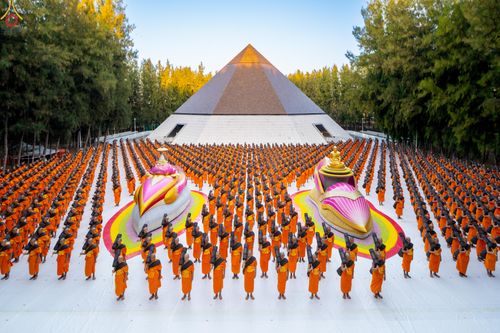 ภาพ No.288459:วันที่ 4 มกราคม พ.ศ. 2569 พระธรรมยาตราปฏิบัติธรรม และถ่ายภาพหมู่ประวัติศาสตร์ ในโครงการธรรมยาตรา กตัญญูบูชา มหาปูชนียาจารย์ พระมงคลเทพมุนี(สด จนฺทสโร) พระผู้ปราบมาร อนุสรณ์สถาน 7 แห่ง ปีที่ 14 ณ อนุสรณ์สถานมหาวิหารพระมงคลเทพมุนี (โลตัสแลนด์) อ.สองพี่น้อง