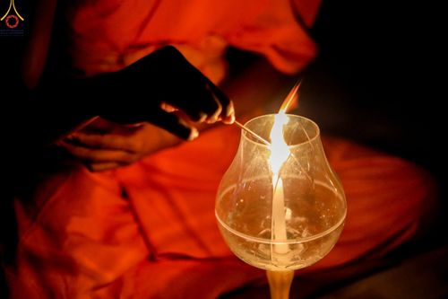 ภาพ No.78208:พิธีจุดประทีปและเวียนประทักษิณถวายเป็นพุทธบูชา ในโครงการบรรพชาสามเณรหมู่ ณ ลุมพินีวัน ประเทศเนปาล  วันที่ 16 มีนาคม พ.ศ. 2566