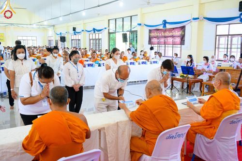 ภาพ No.78347:พิธีถวายสังฆทานแด่คณะสงฆ์ ๓๒๓ วัด พิธีมอบกองทุนหนุนแรงใจช่วยครูใต้และพิธีทำบุญอุทิศส่วนกุศลแด่ผู้วายชนม์ในเหตุการณ์ความไม่สงบ ๔ จังหวัดชายแดนภาคใต้  (ปัตตานี ยะลา นราธิวาส สงขลา) ปีที่ ๑๙ ครั้งที่ ๑๖๑ พิธีมอบกองทุนหนุนแรงใจช่วยครูใต้ (ปีที่ ๑๖ ครั้งที่ ๑