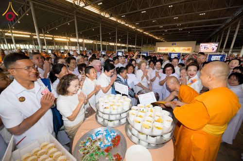 ภาพ No.287336:วันที่ 3 มกราคม พ.ศ.2569 พิธีถวายภัตตาหารเป็นสังฆทาน แด่พระธรรมยาตรา ณ วัดพระธรรมกาย  จังหวัดปทุมธานี ในโครงการธรรมยาตรา กตัญญูบูชา มหาปูชนียาจารย์ พระมงคลเทพมุนี(สด จนฺทสโร) พระผู้ปราบมาร อนุสรณ์สถาน 7 แห่ง ปีที่ 14