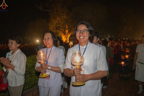 ภาพ No.78235:พิธีจุดประทีปและเวียนประทักษิณถวายเป็นพุทธบูชา ในโครงการบรรพชาสามเณรหมู่ ณ ลุมพินีวัน ประเทศเนปาล  วันที่ 16 มีนาคม พ.ศ. 2566
