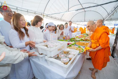 ภาพ No.301090:วันที่ 23 มกราคม พ.ศ. 2569 พิธีถวายภัตตาหารเป็นสังฆทาน แด่พระธรรมยาตรา ณ อนุสรณ์สถานบางปลา วัดบางปลา อำเภอบางเลน จังหวัดนครปฐม ในโครงการธรรมยาตรา กตัญญูบูชา มหาปูชนียาจารย์ พระมงคลเทพมุนี(สด จนฺทสโร) พระผู้ปราบมาร อนุสรณ์สถาน 7 แห่ง ปีที่ 14