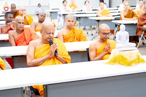 ภาพ No.323346:หลวงพ่อทัตตชีโว รองเจ้าอาวาสวัดพระธรรมกาย ถวายการต้อนรับปฏิสันถารคณะสงฆ์จากประเทศศรีลังกา