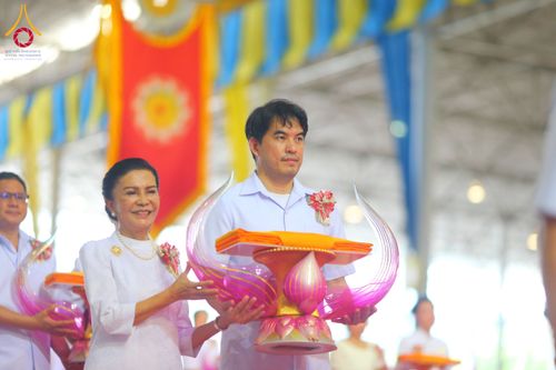 ภาพ No.134382:พิธีทอดผ้าป่าสมทบ มหาสังฆทาน 10,000 วัด ทั่วไทย วันอาทิตย์ต้นเดือนที่ 7 เมษายน พ.ศ.2567 ณ ห้องแก้วสารพัดนึก 1 สภาธรรมกายสากล  วัดพระธรรมกาย จ.ปทุมธานี