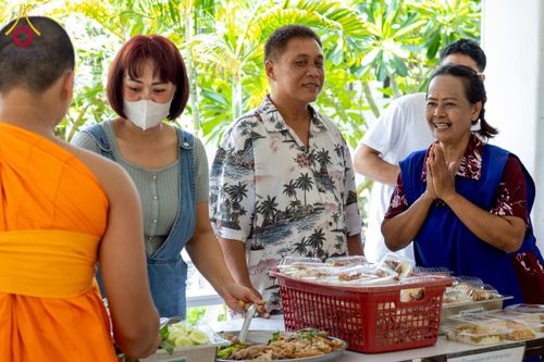 ภาพ No.218130:วันอาทิตย์ที่ 13 เมษายน พ.ศ. 2568 พิธีตักบาตรฉลองสามเณรใหม่ 75 รูป เนื่องในวันสงกรานต์ (โครงการบรรพชาสามเณรฟื้นฟูพระพุทธศาสนาทั่วไทย ประจำปีพุทธศักราช 2568) ณ ศูนย์ปฏิบัติธรรมระยอง(บ้านช่องลม) ตำบลบางบุตร อำเภอบ้านค่าย จังหวัดระยอง