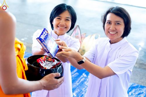 ภาพ No.222054:วันที่ 4 พฤษภาคม พ.ศ. 2568 พิธีตักบาตร เนื่องในวันอาทิตย์ต้นเดือน ณ บ้านแก้วเรือนทองคุณยายฯ วัดพระธรรมกาย