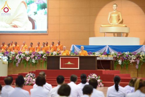 ภาพ No.232098:วันอาทิตย์ที่ 6 กรกฏาคม พ.ศ. 2568 พิธีตักบาตร ข้าวสารอาหารแห้ง  พิธีบูชาข้าวพระ สัมมนาพิเศษราชเหล็ก ณ สภาธรรมกายสากล วัดพระธรรมกาย