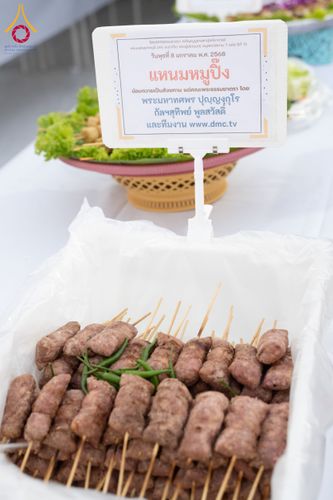 ภาพ No.191104:พิธีถวายภัตตาหารเป็นสังฆทาน แด่พระธรรมยาตรา ณ อนุสรณ์สถานคลองบางนางแท่น อ.สามพราน จ.นครปฐม ในโครงการธรรมยาตรา กตัญญูบูชา มหาปูชนียาจารย์ พระมงคลเทพมุนี(สด จนฺทสโร) พระผู้ปราบมาร อนุสรณ์สถาน 7 แห่ง ปีที่ 13 วันที่ 8 มกราคม พ.ศ. 2568