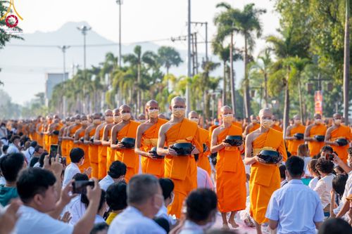 ภาพ No.101898:ตักบาตรพระ 10,000 รูป เติมบุญให้แผ่นดิน เนื่องในโอกาส 192 ปี จังหวัดกาญจนบุรี หนึ่งในโครงการตักบาตรพระ 2,000,000 รูป  77 จังหวัดทุกวัดทั่วไทย วันจันทร์ที่ 11 ธันวาคม พ.ศ. 2566 บริเวณถนนสองแคว (SKY WALK) เมืองกาญจนบุรี
