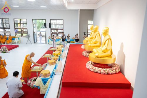 ภาพ No.160880:พิธีเจริญพระพุทธมนต์ และปิดแผ่นทองรูปเหมือน พระเดชพระคุณพระมงคลเทพมุนี (สด จนฺทสโร) พระผู้ปราบมาร จำนวน 3 องค์ วันเสาร์ที่ 5 ตุลาคม พ.ศ. 2567 ณ อาคารปลูกศรัทธา 2 (ชานชลาเดิม) วัดพระธรรมกาย อ.คลองหลวง จ.ปทุมธานี