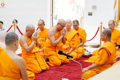 ภาพ No.252316:วันที่ 4-5 ตุลาคม พ.ศ. 2568  วัดพระธรรมกายแคลิฟอร์เนีย ประเทศสหรัฐอเมริกา ได้จัดพิธีตัดปอยผม โดยคณะสงฆ์ ญาติ ๆ และสาธุชน ให้กับนาคธรรมทายาท 8 ท่าน และได้จัดพิธีบรรพชา-อุปสมบท ฉลองพิธีทอดกฐินบรมจักรพรรดิ สร้างอุโบสถ 82 ปี บูชาธรรมหลวงพ่อธัมมชโย