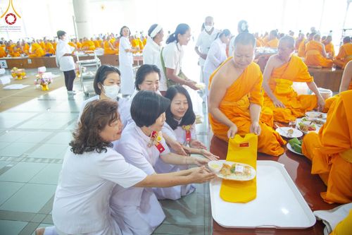 ภาพ No.205761:พิธีสวดพระพุทธมนต์ และถวายภัตตาหารเมนูสวรรค์แด่พระภิกษุ สามเณร วันจันทร์ที่ 3 กุมภาพันธ์ พ.ศ. 2568 ณ หอฉันคุณยายอาจารย์ฯ วัดพระธรรมกาย