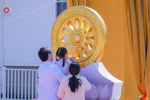 ภาพ No.62457:คณะศิษยานุศิษย์รวมใจสถาปนาและสมโภช ธรรมจักร เพื่ออัญเชิญประดิษฐาน ณ ยอดอุโบสถ 80 ปี หลวงพ่อธัมมชโย วัดพระธรรมกายนิวเจอร์ซี ประเทศสหรัฐอเมริกา  วันอาทิตย์ที่ 7 เมษายน พ.ศ. 2567